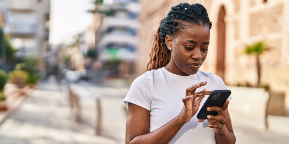 7 Comforting Text Messages to Send to Someone Who is Grieving